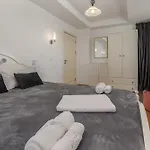 Lakeside Serenity Adamar Apartment