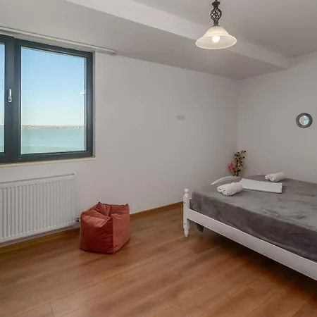 Apartment Lakeside Serenity Adamar