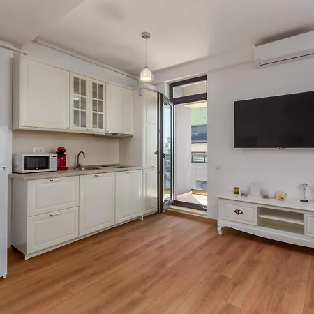 Lakeside Serenity Adamar Apartment