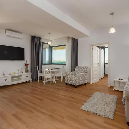 Lakeside Serenity Adamar Apartment *