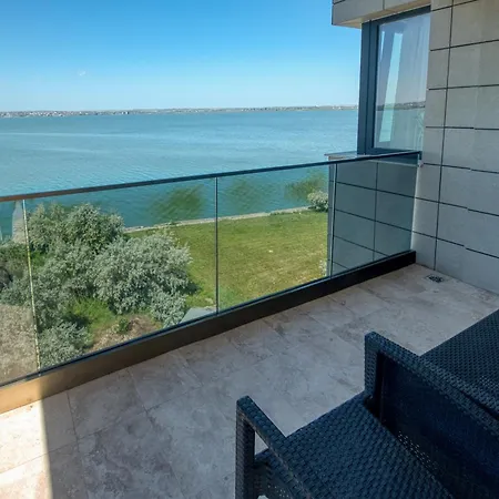 Lakeside Serenity Adamar Apartment *