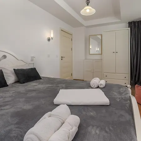 Lakeside Serenity Adamar Apartment
