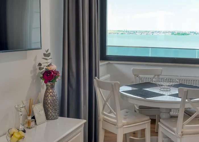 Lakeside Serenity Adamar Mamaia